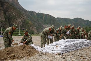 美记：雄鹿想提升球队外线防守 有意爵士邓恩与鹈鹕纳吉-马绍尔